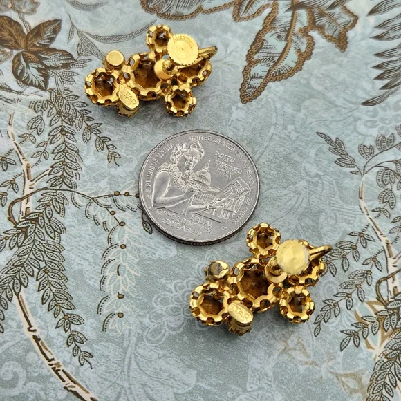 STAR Uranium Austrian Green Crystal Rhinestone Screw Back Earrings In Goldtone - Picture 7 of 7